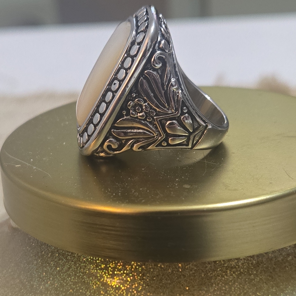 Premier Designs Mother Of Pearls Statement Ring - Picture 4 of 4